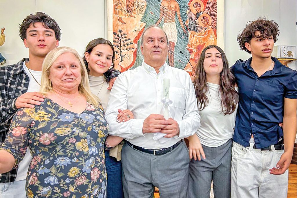 Vitor Gonçalves com a esposa e os quatro netos