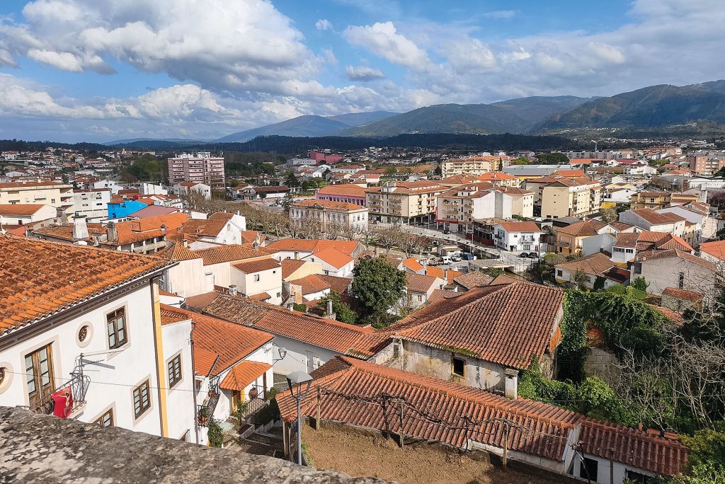 Vista da vila de Miranda do Corvo com Serra da Lousã de fundo